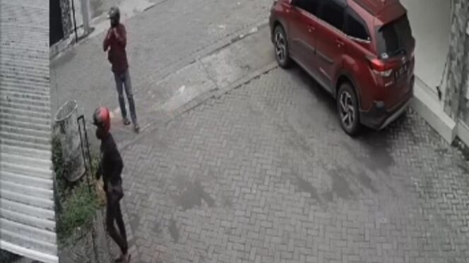 
					CURANMOR: Rekaman CCTV yang memperlihatkan curanmor di Paiton. (Screenshot CCTV).