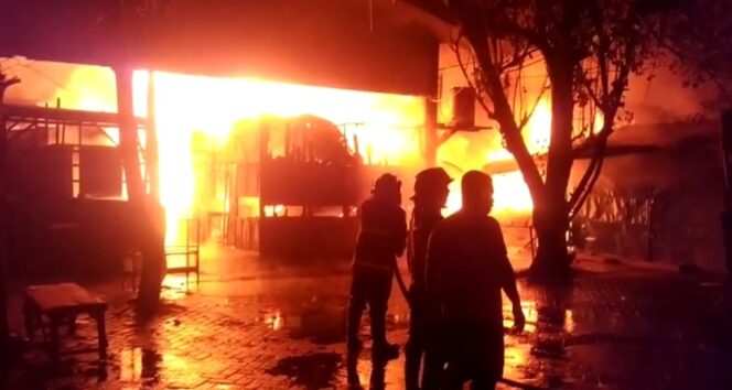 
					HANGUS: Kobaran api menghanguskan Pasar Karangketug Kota Pasuruan. (foto; Moh. Rois)