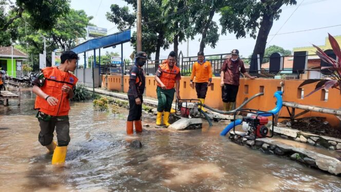 
					BENCANA: Tim Reaksi Cepat BPBD Kabupaten Probolinggo saat menyedot genangan banjir di Kecamatan Dringu, beberapa waktu lalu. (foto: Ainul Jannah)