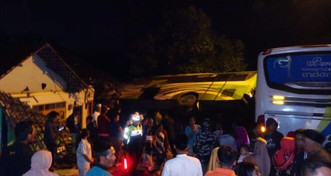 
					KECELAKAAN: Kondisi bus rombongan TK Al-Hidayah Blitar pasca mengalami kecelakaan. (foto: Moh. Rois)