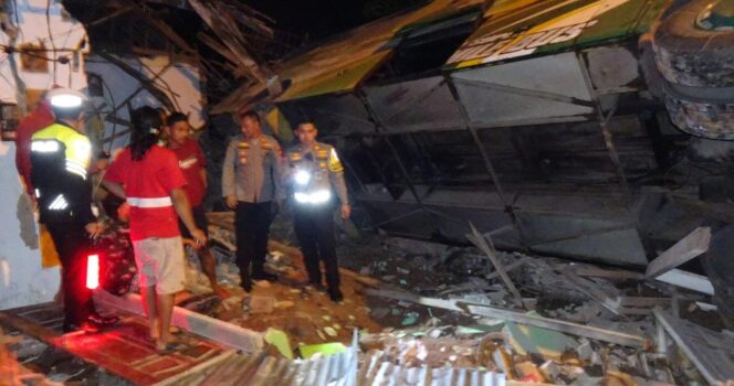 
					OLAH TKP: Anggota Satlantas Polres Pasuruan melakukan olah TKP di lokasi kecelakaan. (foto: Moh. Rois).