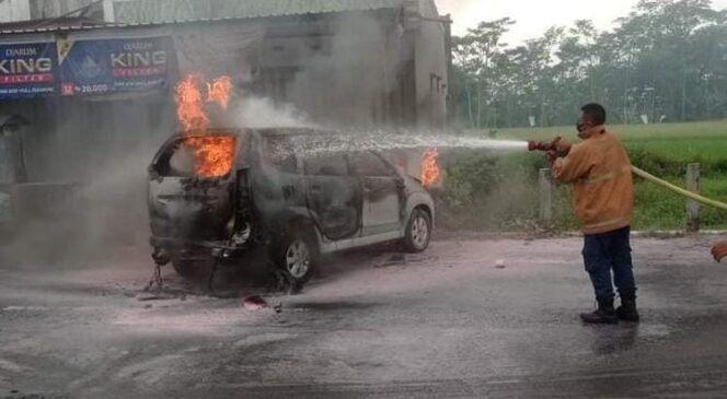 
					HANGUS: Petugas Damkar memadamkan api yang membakar Toyota Avanza di Lumajang. (foto: Asmadi).