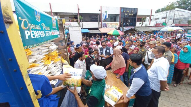 
					OPERASI PASAR: Puluhan warga antri beras murah yang disalurkan Pemprov Jatim. (foto: Asmadi)