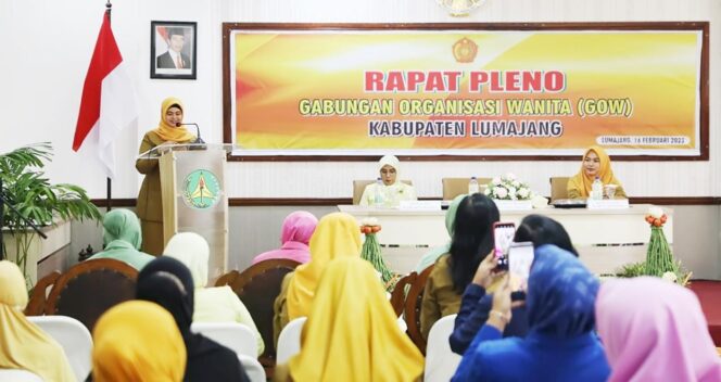 
					SOLID: Ketua Dewan Penasehat GOW Lumajang, Musfarina Thoriq, saat memberikan arahan kepada peserta GOW setempat. (foto: Asmadi).