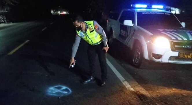 
					LAKALANTAS: Anggota Satlantas Polres Probolinggo saat olah TKP di lokasi kecelakaan. (foto: Ainul Jannah).