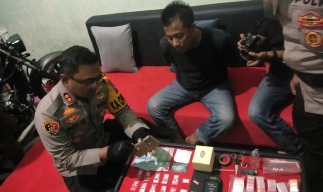 
					DIGEREBEK: Kapolres Lumajang, AKBP Boy Jacksen Situmorang, saat memeriksa barang bukti sabu. (foto: Asmadi).