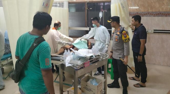 
					KRITIS: Salah satu korban ledakan bom ikan di Kota Pasuruan dirawat di rumah sakit. (foto: Moh. Rois)