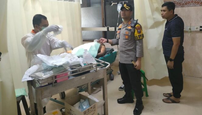 
					TERLUKA: Satu dari dua korban ledakan bondet menjalani perawatan medis. (foto: Moh. Rois)