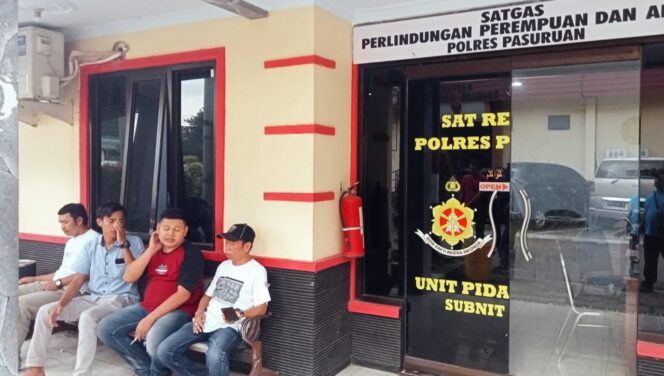
					LAPORAN: Kades Petung, Marsudi (berbaju merah hitam) usai melapor di Polres Pasuruan. (foto: Moh. Rois).