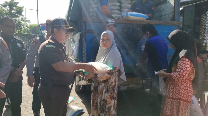 
					Kajari saat sedang memantau operasi pasar di pasar semampir, Kecamatan Kraksaan, Rabu (22/2/2023).