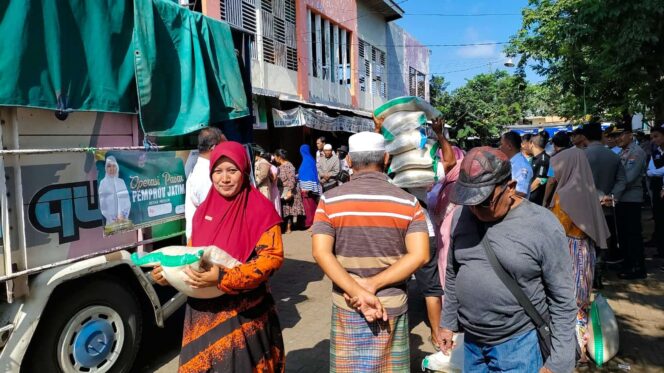 
					BEREBUT: Sejumlah warga sedang mengantri untuk mendapatkan beras murah dari Pemprov Jatim. (foto: Ali Ya'lu)