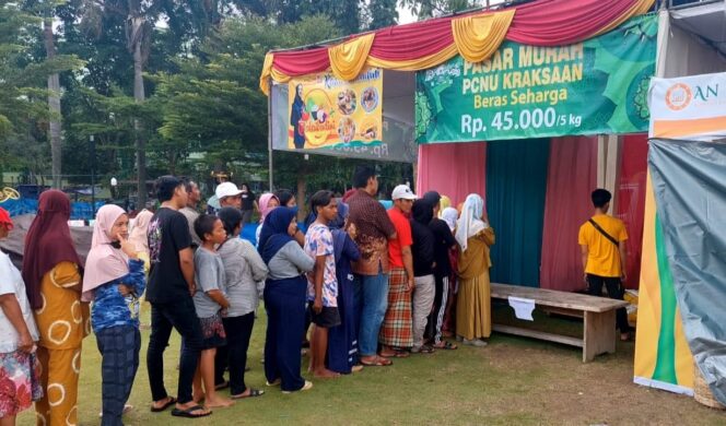 
					ANTRI : Para pemburu beras murah sedang antri beli. (foto: Ainul Jannah)
