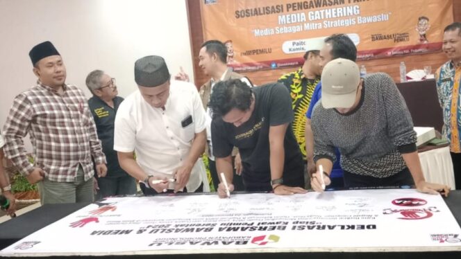 
					Sejumlah wartawan sedang menandatangani kesepakatan mendukung Pemilu 2024 yang berintegritas dan tanpa hoaks.