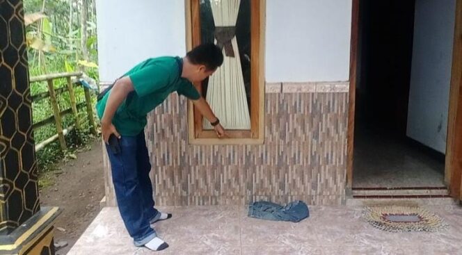 
					DICONGKEL: Jendela rumah korban yang dijadikan akses masuk oleh pelaku untuk menguras harta korban. (foto: Asmadi)