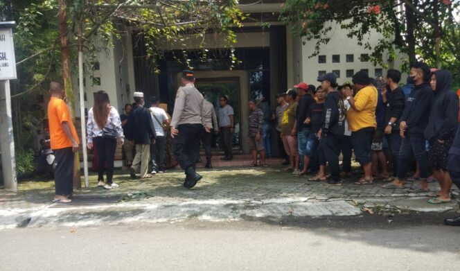 
					PROTES: Massa melurug kantor notaris PPAT di Jl KH. Wahid Hasyim, Lumajang, sebagai bentuk protes. (foto: Asmadi)