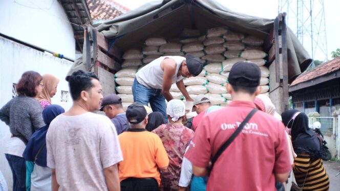 
					Operasi Pasar Beras Murah, Warga Borong Beras