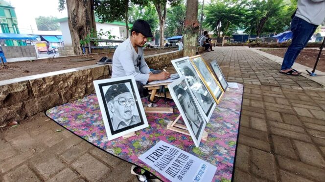 
					Atim Adi melukis sketsa pesanan pelanggan.