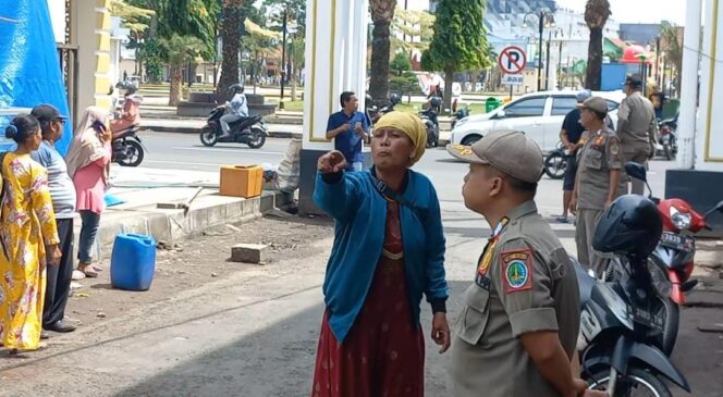 
					MELAWAN: Salah seorang PKL cek-cok dengan anggota Satpol PP saat lapaknya akan ditertibkan. (foto: Moh. Rois)