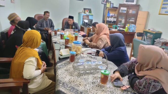 
					Audiensi korban pemerkosaan bersama keluarganya dengan MUI setempat di Kantor MUI di kompleks Gedung Islamic Centre Kraksaan, Senin (27/2/2023).