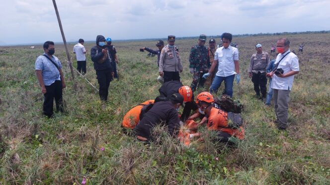 
					MEMBUSUK: Petugas bersiap mengevakuasi jenazah yang ditemukan di kawasan Pantai Mbah Drajid. (foto: Asmadi)