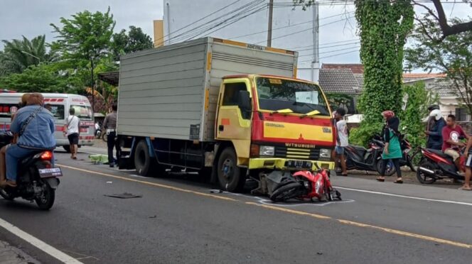 
					LAKA: Pemotor terlindas truk boks pasca terjatuh di jalan raya Panglima Sudirman, Kota Kraksaan. (foto: Ainul Jannah)