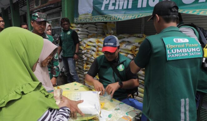 
					STABILISASI: Pemkab Lumajang menggencarkan operasi pasar untuk mengatasi mahalnya harga beras. (foto: Asmadi)