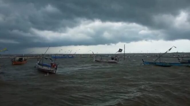 
					CABUR: Kondisi laut di pesisir utara Pasuruan sedang tak bersahabat bagi nelayan. (foto: Moh. Rois)