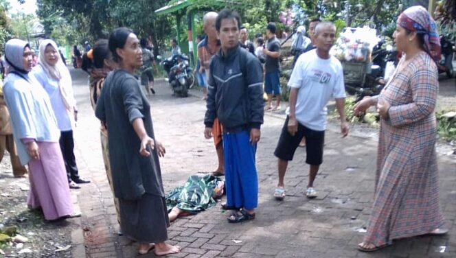 
					TERLINDAS: A-F langsung tewas seketika pasca terlindas truk tambang batu di jalan raya Lumbang - Winongan, Pasuruan. (foto: Moh. Rois)