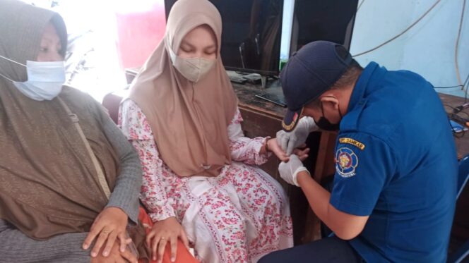 
					Petugas damkar memotong cincin emas warga pakistaji (istimewa)