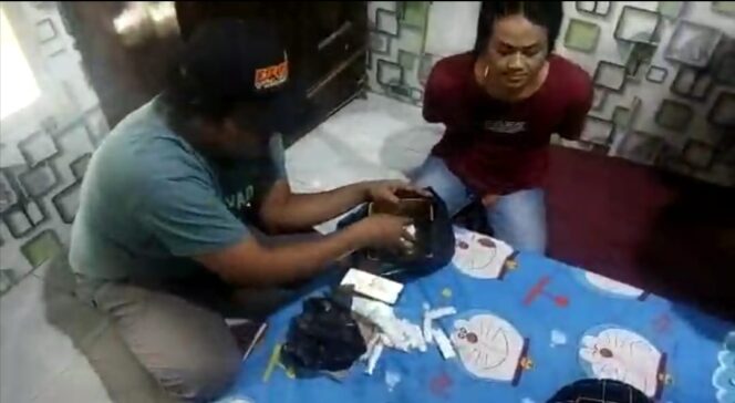 
					TERTANGKAP: Ribut Hariadi saat diinterogasi anggota Satresnarkoba Polres Probolinggo (foto: Satresnaroba Polrres Probolinggo).