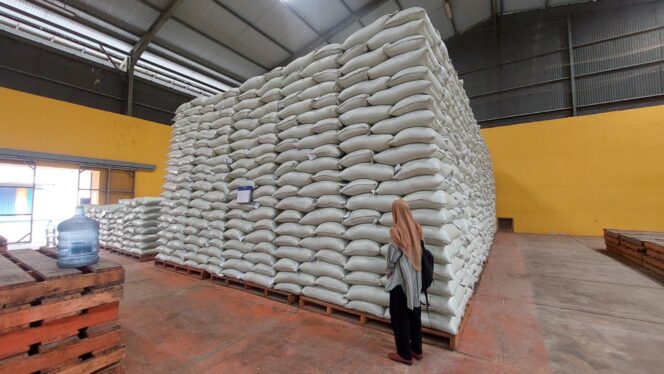 
					Tumpukan karung berisi beras di gudang bulog Sukoharjo.