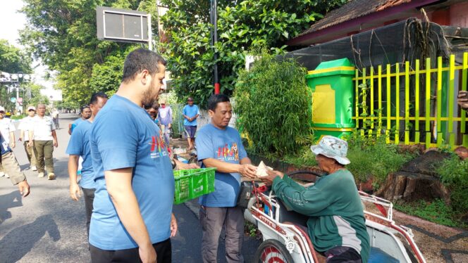 
					Walikota dan wartawan bagi nasi bungkus ke tukang becak.