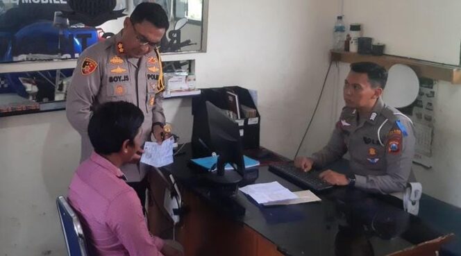 
					DICIDUK: Sopir truk pasir saat diinterogasi Kapolres Lumajang, AKBP Boy Jeckson Situmorang. (foto: Asmadi).