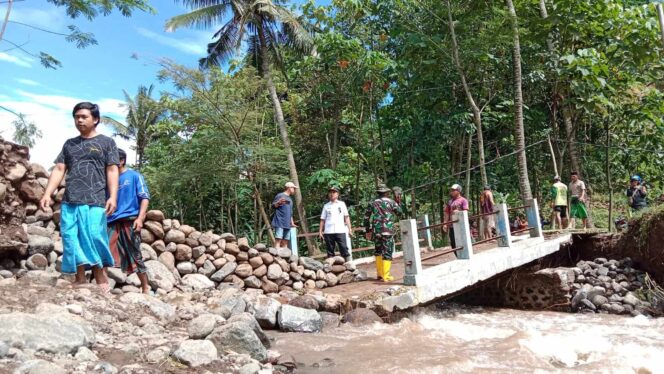 
					AMBRUK: Jembatan di Desa Blimbing, Kec. Pakuniran, ambrol setelah diterjang banjir luapan sungai. (foto: Ainul Jannah).