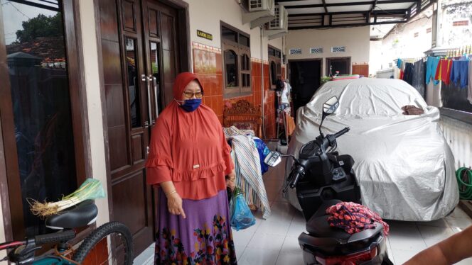 
					Dua pemilik motor menunjukkan lokasi terakhir motornya sebelum hilang. 