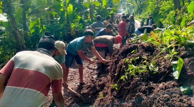 
					GOTONG ROYONG: Warga Desa Andungbiru, Kec. Tiris bergotong royong membersihkan material tanah longsor. (foto: Ainul Jannah)