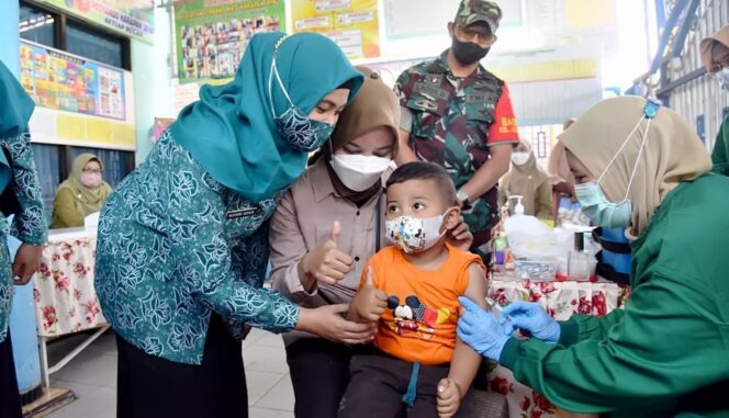
					CEGAH: Pemeriksaan anak di Kabupaten Lumajang untuk mencegah stunting. (foto: dok)