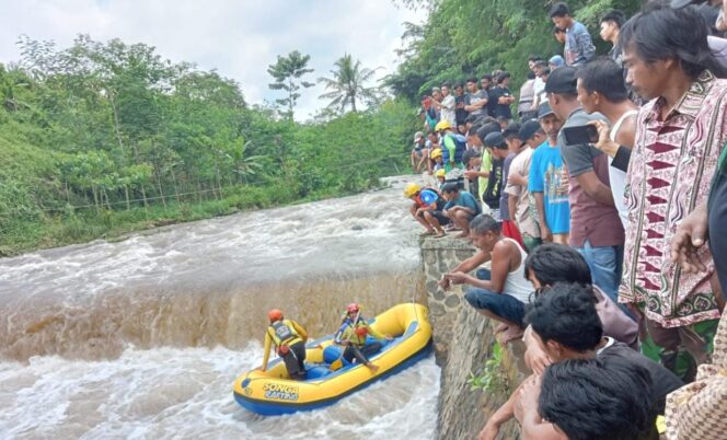 
					DICARI: Petugas BPBD Kabupaten Probolinggo saat melakukan pencarian pada korban. (foto: Ainul Jannah)