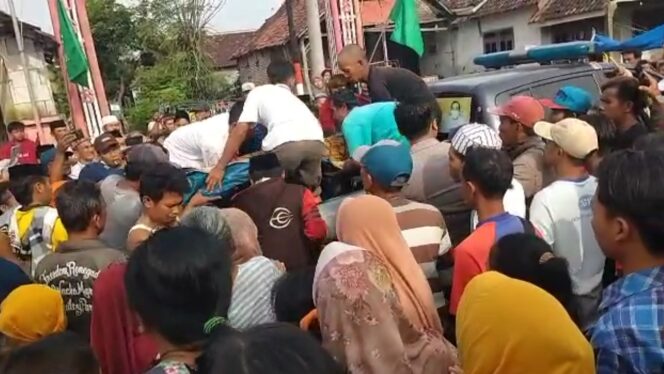 
					DITEMUKAN: Warga saat mengevakuasi jasad korban yang tenggelam di Dam Paras. (foto: istimewa)