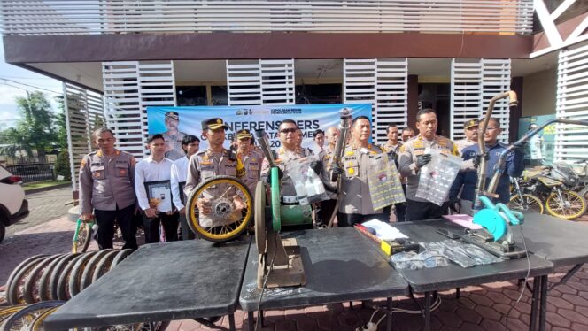 
					Kapolresta dan sejumlah perwira menunjukkan barang bukti klanpot dan pil yang berhasil diamankan. 
