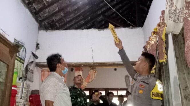
					Kanitreskrim Polsek Gading Aipda Antono saat menunjuk tempat korban menggantungkan diri di rumah korban. 