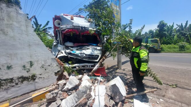 
					Kondisi truk setelah menabrak pagar