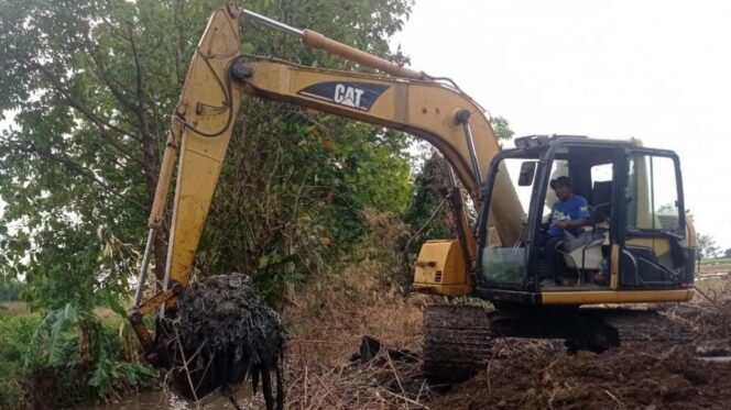 
					NORMALISASI: Operator alat berat saat melakukan normalisasi sungai di Kabupaten Probolinggo. (foto: Ainul Jannah)