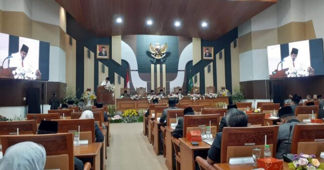 
					RAPAT: Suasana rapat paripurna penyampaian LKPJ Bupati Pasuruan di gedung DPRD setempat. (foto: Moh. Rois)