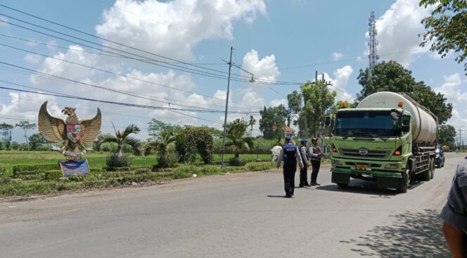 
					Kendaraan angkutan barang bertonase besar dilarang lintasi JLT Lumajang. (foto: Asmadi)