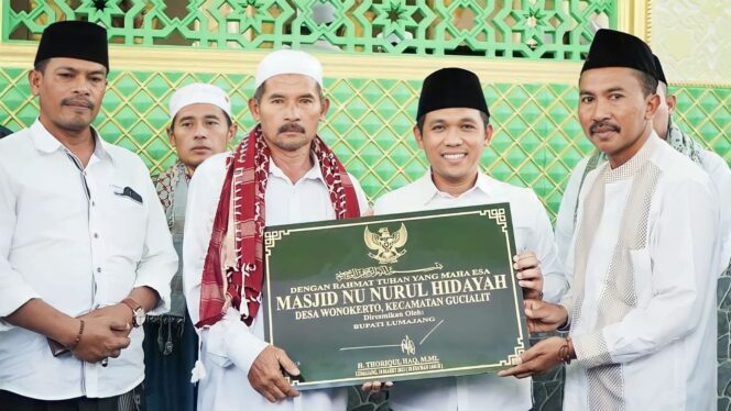 
					Bupati Lumajang Thoriqul Haq saat hendak meresmikan masjid di Ponpes Nurul Hidayah, Wonokerto, Gucialit. (foto: Asmadi)