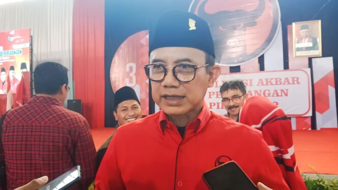 
					Plh. Ketua DPD PDI-P Jawa Timur, Budi Sulistyono, saat diwawancarai wartawan di GOR Sasana Krida, Kota Kraksaan. (foto: Ainul Jannah).