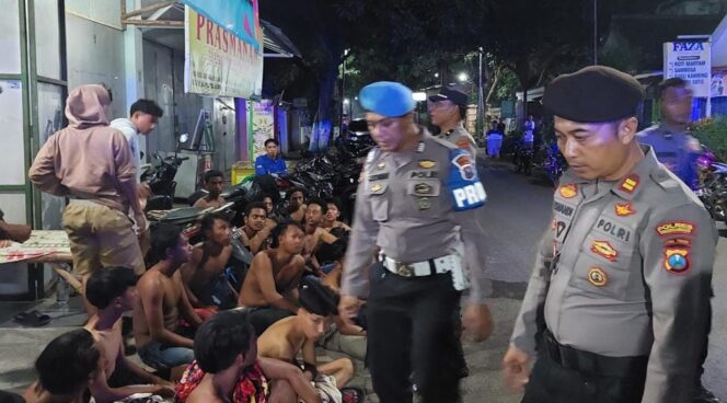 
					DITANGKAP: Para remaja yang terlibat balap liar terjaring razia aparat kepolisian. (foto: Ainul Jannah)