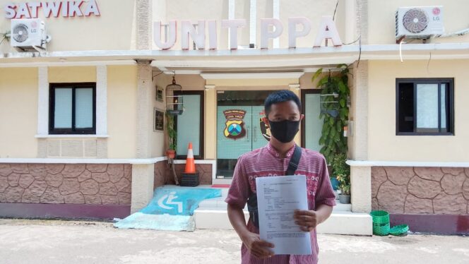 
					LAPORAN: Achmad Syafi'i saat menunjukkan surat laporan pengaduan dugaan istrinya dibawa kabur tetangga. (foto: Ainul Jannah)