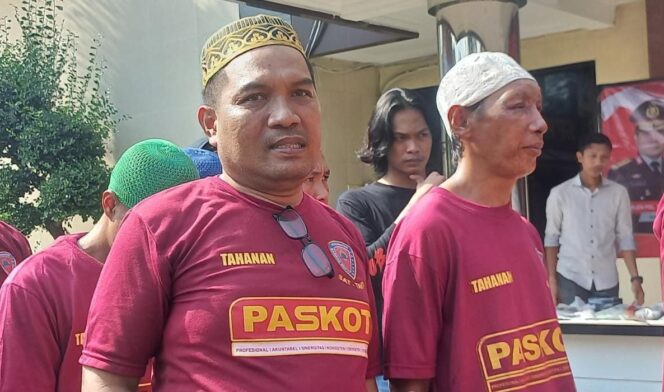 
					TERSANGKA: Husen Zakariya (49) dan M. Syaiful (43) jadi tersangka kepemilikan handak. (foto: Moh. Rois).